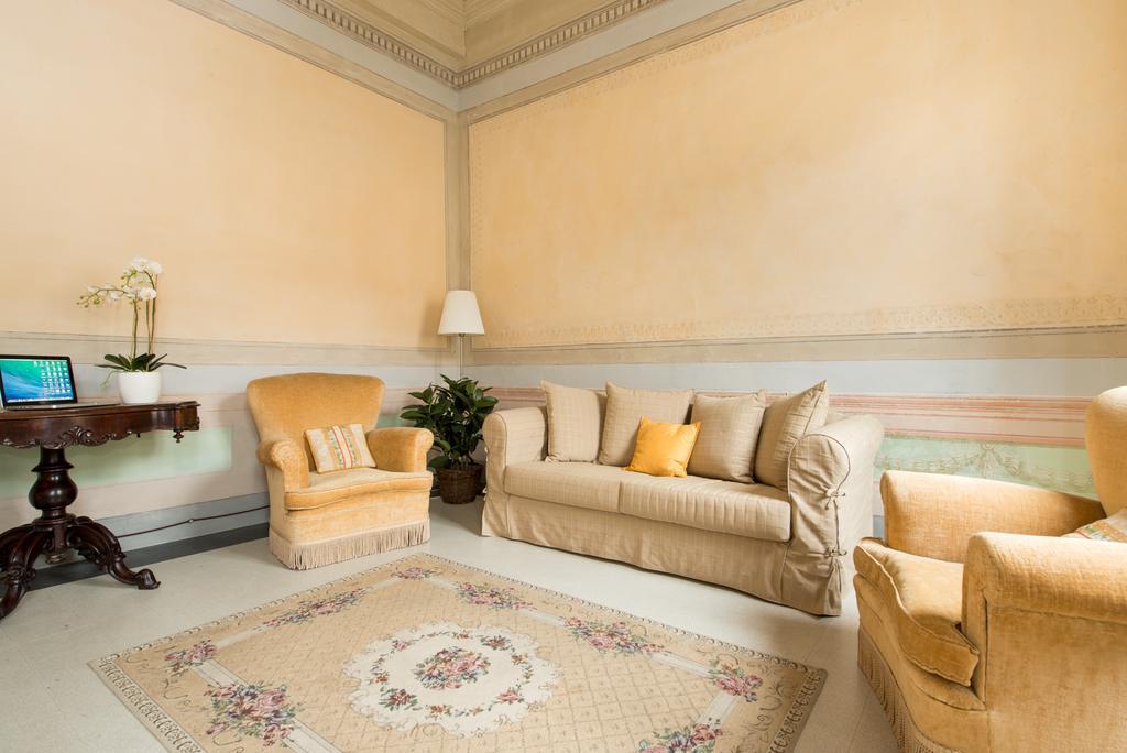 Palazzo Piazza Mazzini Pescia Quarto foto